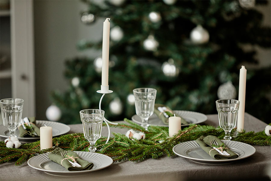 Mesa de Navidad con decoración natural.