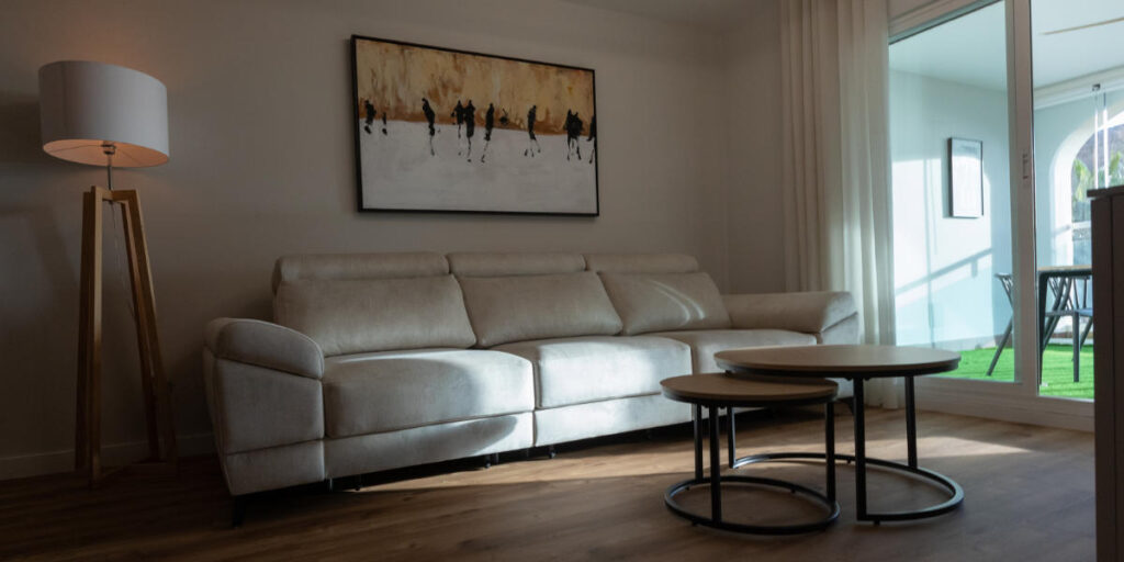 Junior Suit: Interiorismo que Respira Elegancia y Serenidad en Almerimar Junior Suit: Interiorismo que Respira Elegancia y Serenidad en Almerimar