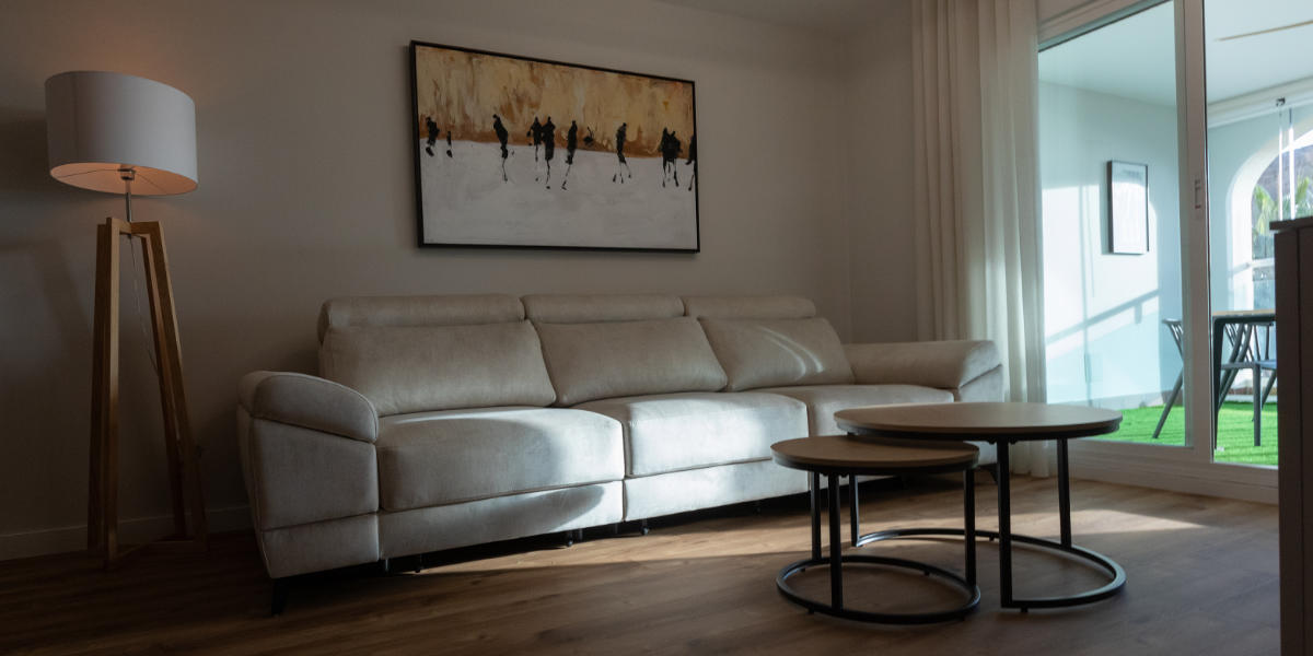 Junior Suit: Interiorismo que Respira Elegancia y Serenidad en Almerimar