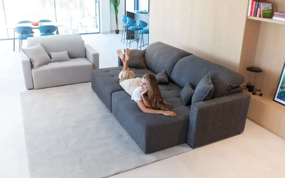 Sofá Paradis de Fama tapizado gris