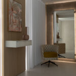12179 Almerimar -Recibidor con palillería cubre cuadros luz sillón Peke de Fama-sofás con espejo retroiluminado