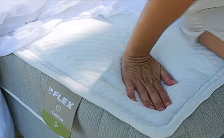 Probando la dureza del colchón