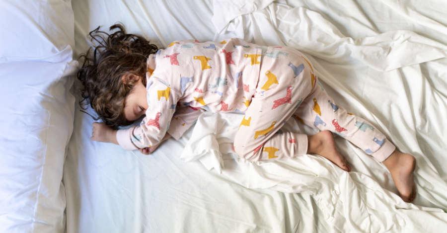 Niño dormido plácidamente