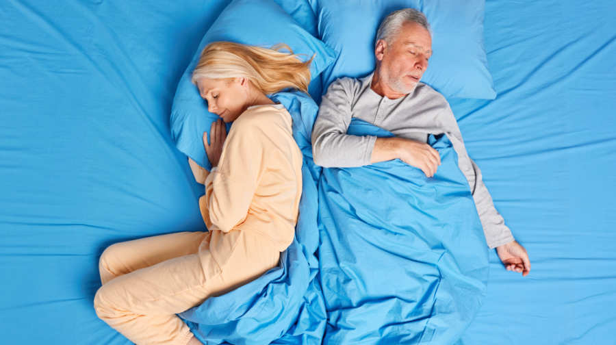 Pareja compartiendo la cama