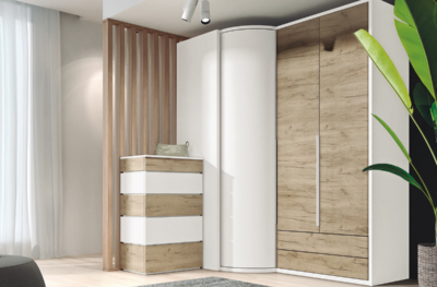 Armario de esquina de 206,5 x 235 x 60/95 cm con cajón modular de 70,3 x 22 x 42 cm y tocador con tapa abatible con espejo de 70,3 x 16,5 x 42 cm. Disfruta de la funcionalidad que te otorga este modelo y de su gran capacidad de almacenaje. Armario de dormitorio Mónaco