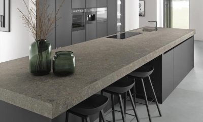 Encimera inspirada en el meteorito que impactó en el desierto de Atacama hace siglos; una superficie rocosa y férrea donde rojos, dorados y grises crean esta extraordinaria combinación. Acabado abujardado en color Gris. Disponible en 4, 6 y 12 mm de espesor. Encimera INALCO modelo Meteora