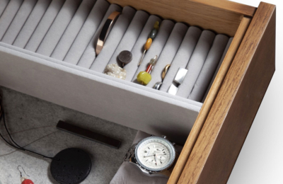 Interior de cajones disponible con joyero integrado tapizado.