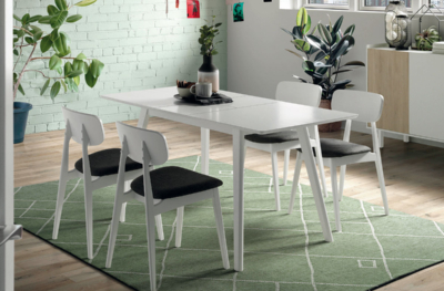 Mesa extensible y sillas a juego acabados en tonos claros, que aportarán amplitud al ambiente donde se sitúen. Acabado en colores
blanco y tela gris. Mesa 120/150 x 75 x 75 cm. Silla 54 x 81 x 49 cm Mueble Auxiliar 12 Mesa de centro