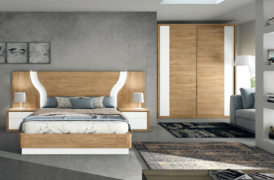 Dormitorio que nos ayudará a relajarnos con líneas suaves, colores roble y marfil que contribuirán al ambiente relajado. Cabezal 285 x
120 x 5,4 cm. Bancada para somier de 150 x 190 cm. Mesitas 60 x 42,3 x 45 cm. Armario 200 x 241 x 64,5 cm Dormitorio Marsella II