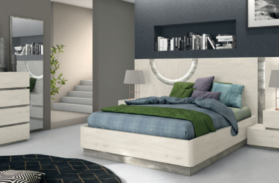 Combinando líneas rectas y detalles curvos se consigue un impacto visual que hará de nuestro ambiente un lugar especial.
Cabezal 270 x 120 x 5,4 cm. Arcón para somier de 135 x 190 cm. Mesita 40 x 50,4 x 45 cm. Mesita 60 x 50,4 x 45 cm. Cómoda 50 x 100,8 x 45 cm.
Espejo 60 x 180 x 2,3 cm. Dormitorio Mallorca II